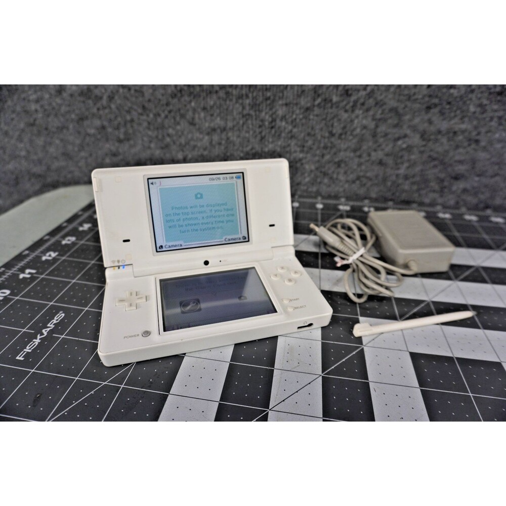 Nintendo DSi White With Stylus And Charger TWL-001 Fully Tested